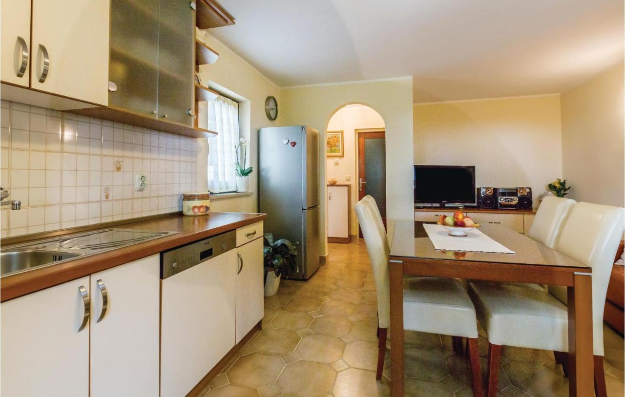 2 Bedroom Amazing Apartment In Kanfanar Extérieur photo